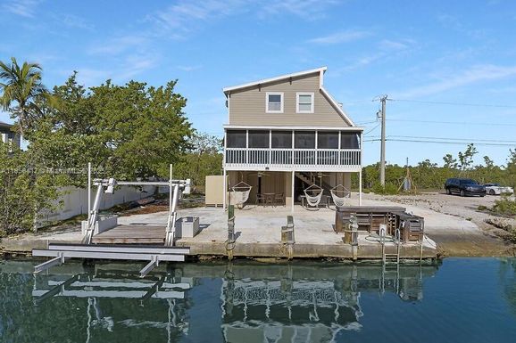 813 Hawksbill Ln, Sugarloaf FL 33042