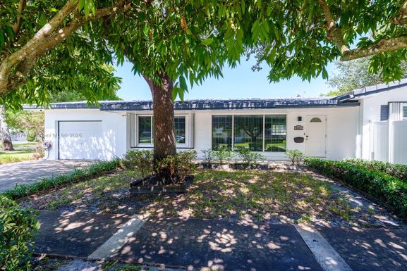 2011 N 43rd Ave, Hollywood FL 33021