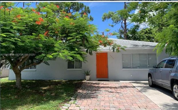5237 Warren St., Naples FL 34113