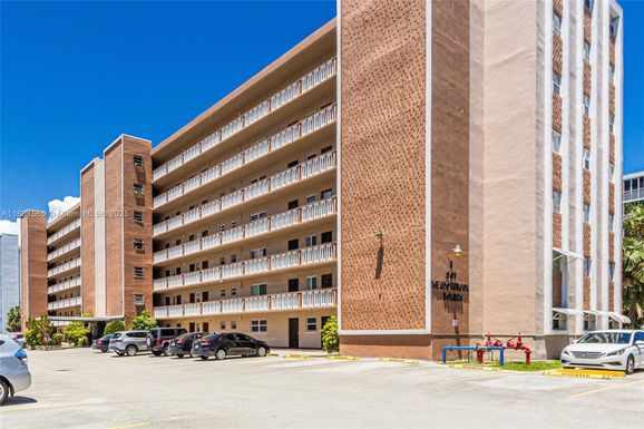 301 NE 14th Ave # 108, Hallandale Beach FL 33009