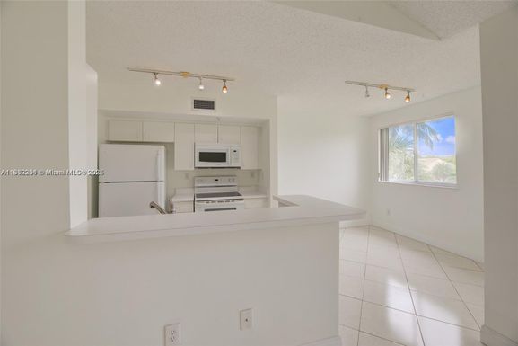 2600 S University Dr # 328, Davie FL 33328