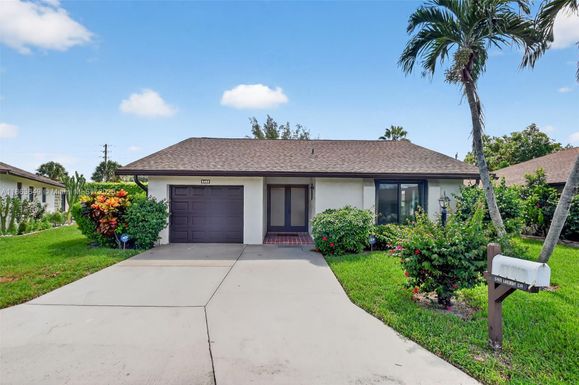 6490 Lakemont Cir, Green Acres FL 33463