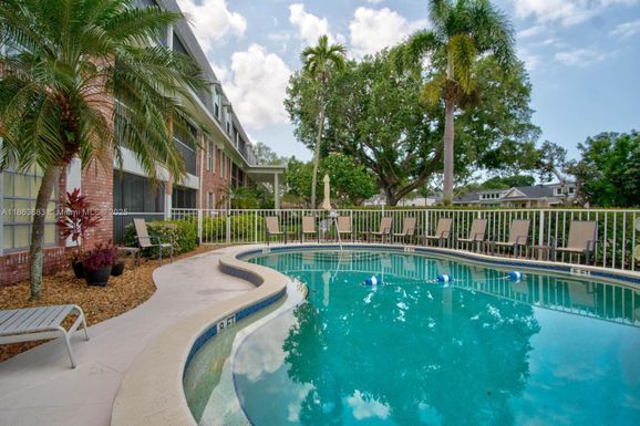 1900 Alamanda # 108, Naples FL 34102