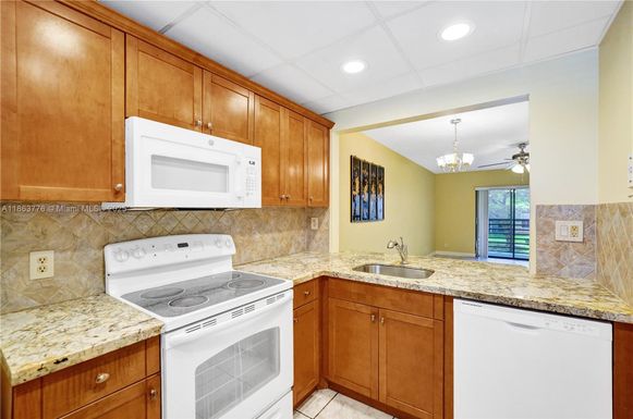 10332 Sunrise Lakes Blvd # 206, Sunrise FL 33322
