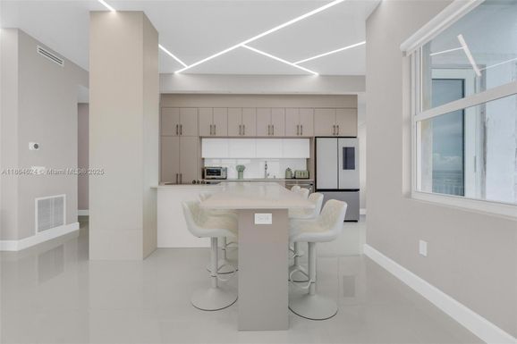 18011 Biscayne Blvd, Aventura FL 33160