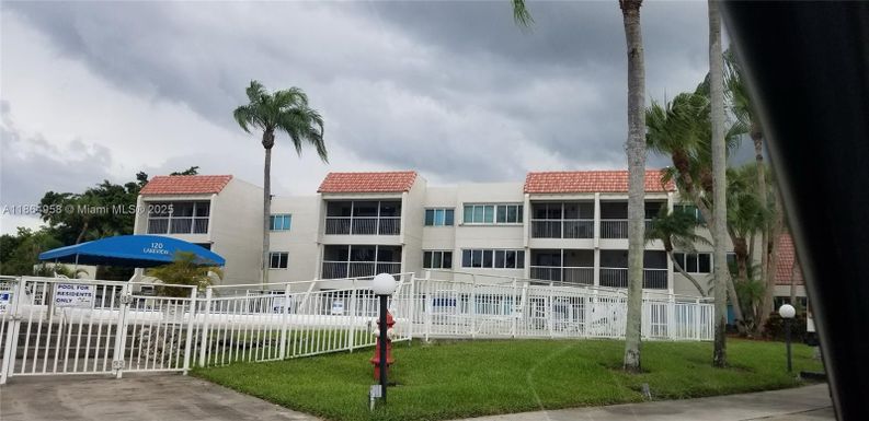 120 Lakeview Dr # 318, Weston FL 33326