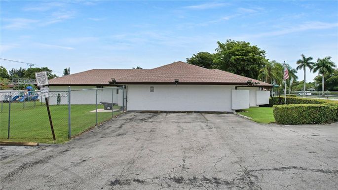 132 AVE SW 42nd St, Miami FL 33175