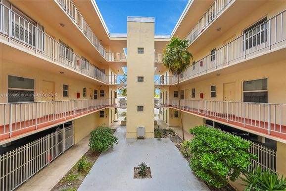 1747 Rodman St # 207, Hollywood FL 33020