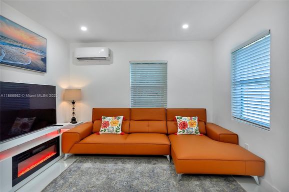 950 SW 30th St, Fort Lauderdale FL 33315