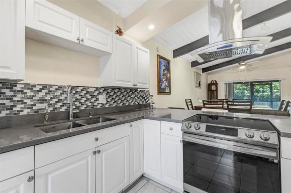 137 Essex Rd # 28, Hollywood FL 33024