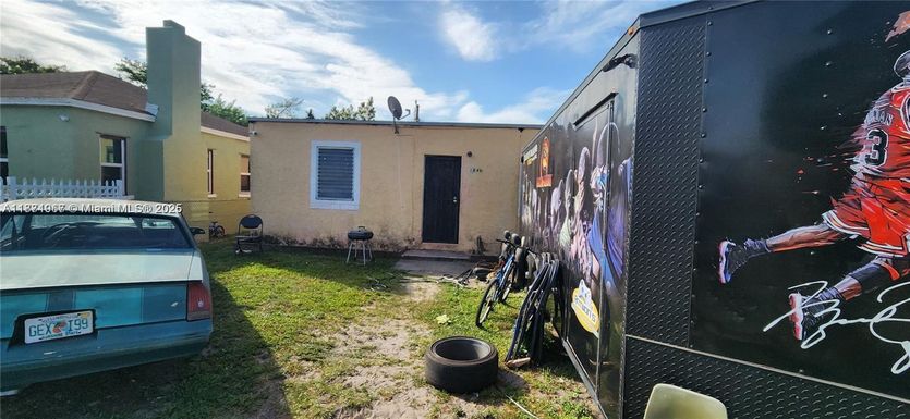 1846 NW 49th St, Miami FL 33142
