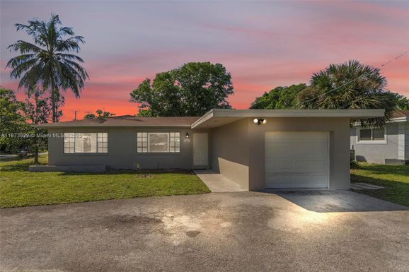 4200 NW 2nd St, Plantation FL 33317