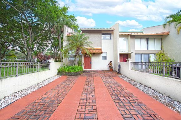 8811 Gatehouse Rd # 8, Plantation FL 33324