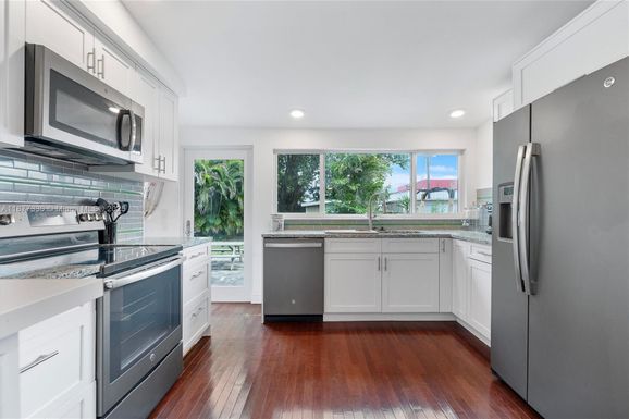 660 NE 32nd St, Oakland Park FL 33334