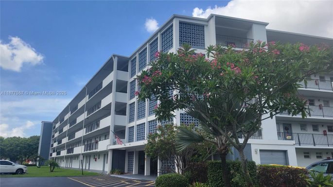 950 Hillcrest Dr # 302, Hollywood FL 33021