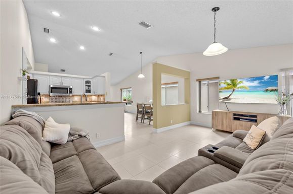 882 San Remo Dr, Weston FL 33326