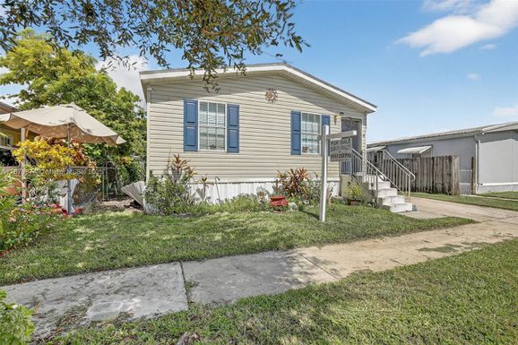 21651 NW 3rd St, Pembroke Pines FL 33029