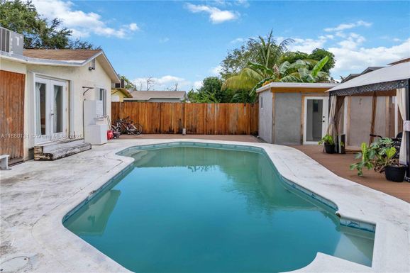 5740 Lincoln St, Hollywood FL 33021