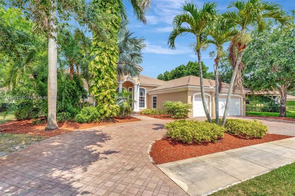 3203 W Stonebrook Cir, Davie FL 33330