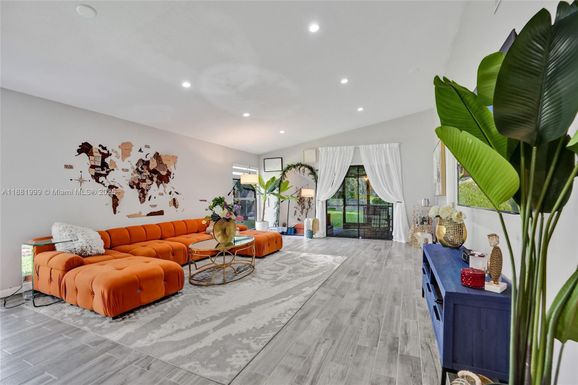 6188 pine tree lane, Tamarac FL 33319