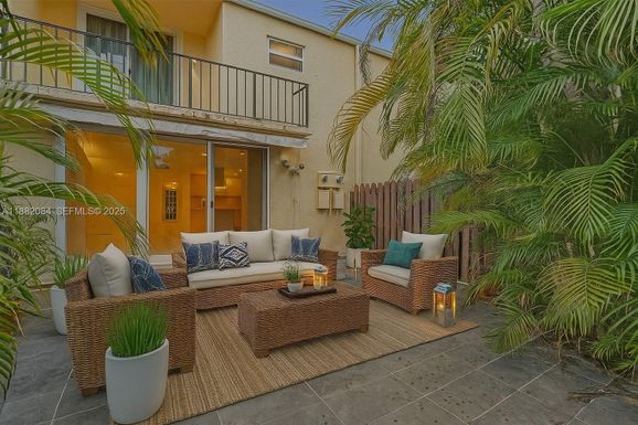 2220 NE 11th St, Hallandale Beach FL 33009