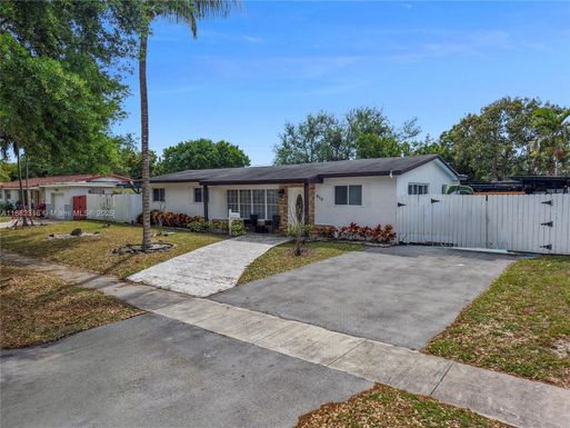 810 NE 182nd St, North Miami Beach FL 33162