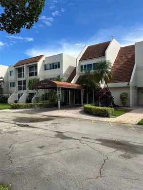 100 Lakeview Dr # 207, Weston FL 33326