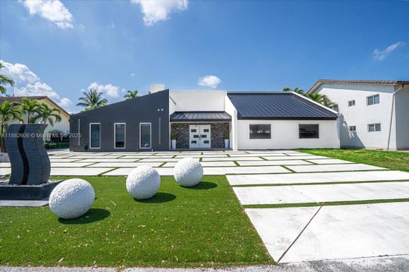 7220 N Oakmont Dr, Hialeah FL 33015