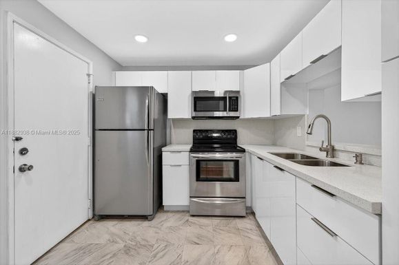 1000 NE 12th Ave # 304, Hallandale Beach FL 33009