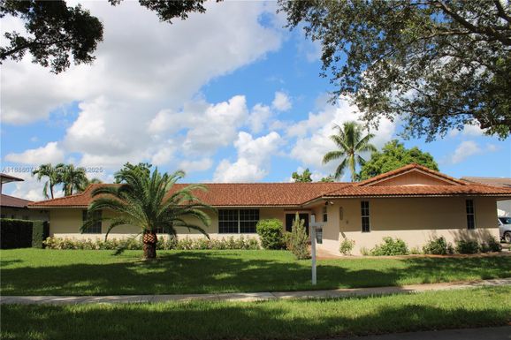 16100 W Prestwick Pl, Miami Lakes FL 33014