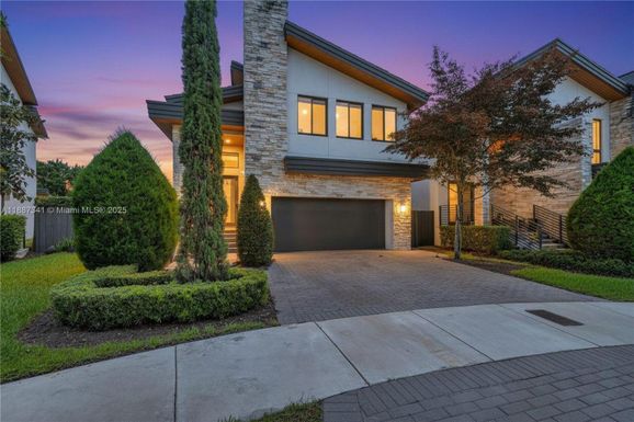 7679 NW 103rd Ct, Doral FL 33178