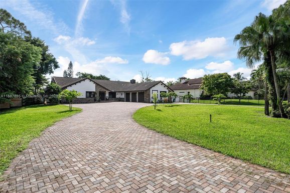 6252 NW 65th Ter, Parkland FL 33067