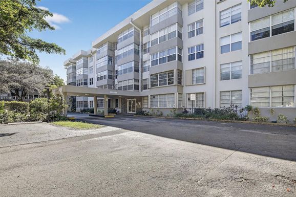 6600 Cypress Rd # 410, Plantation FL 33317