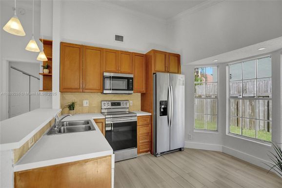 1405 Seagrape Cir, Weston FL 33326