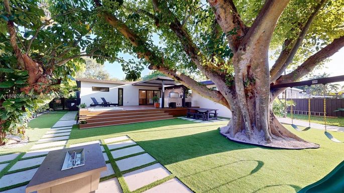 641 Nightingale Ave, Miami Springs FL 33166