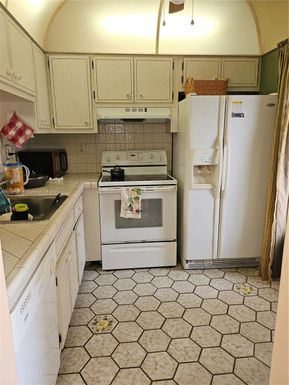 5121 W Oakland Park Blvd # 211, Lauderdale Lakes FL 33313