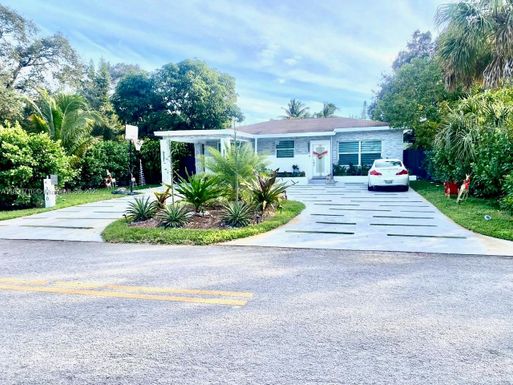 390 NE 165th St, Miami FL 33162
