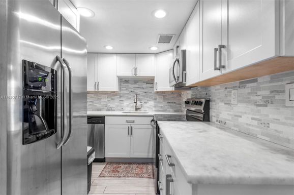 2970 NE 16th Ave # 208, Oakland Park FL 33334