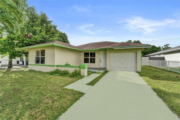 4130 SW 26th St, West Park FL 33023