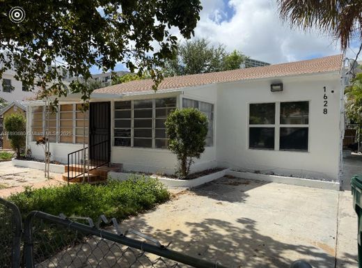 1628 NW 15th St, Miami FL 33125