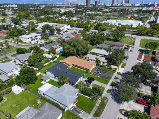34 SW 7th St, Hallandale Beach FL 33009