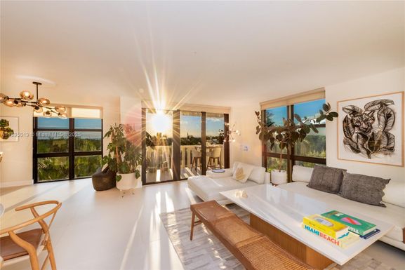 1121 Crandon Blvd # D402, Key Biscayne FL 33149