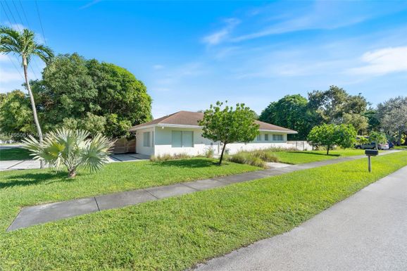8121 SW 97th Ter, Miami FL 33156