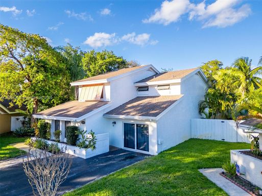 8211 SW 39th Ct, Davie FL 33328