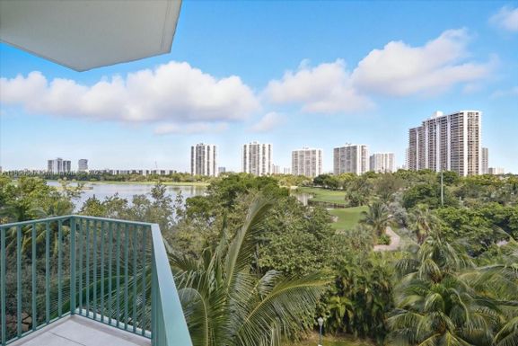 20000 E Country Club Dr # 516, Aventura FL 33180