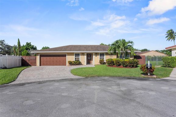 835 W Plantation Cir, Plantation FL 33324