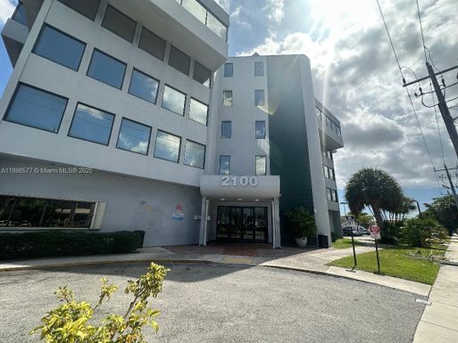 2100 W 76th St # 304, Hialeah FL 33016