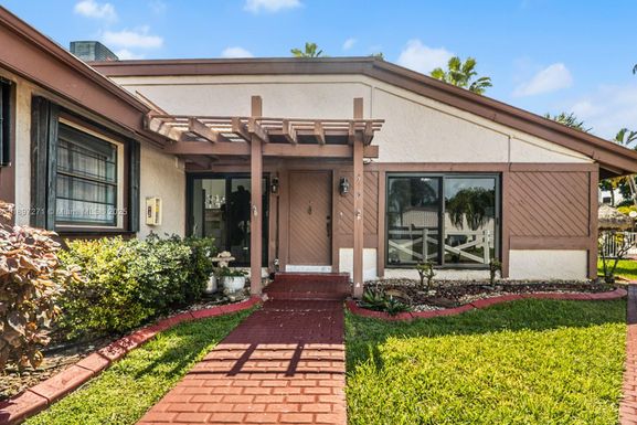 513 Leslie Dr, Hallandale Beach FL 33009