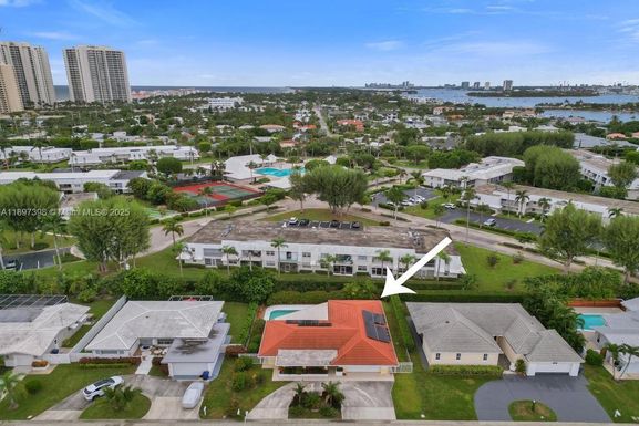 1221 Singer Dr, Singer Island FL 33404
