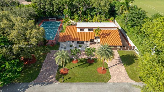 8111 SW 183rd St, Palmetto Bay FL 33157
